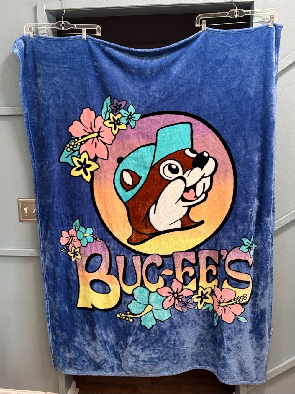 Buc-ee’s plush throw blanket Hawaiian hibiscus flower design